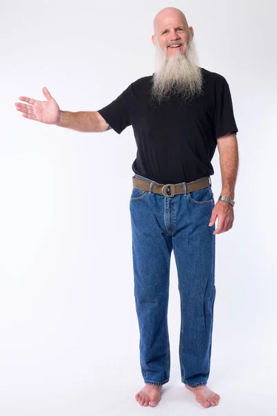Mutlu olgun kel sakallı adam bir şey gösteren tam vücut çekim — Stok fotoğraf