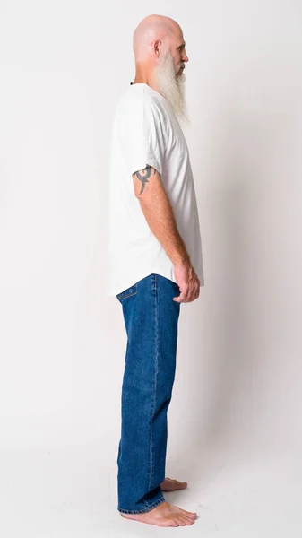 Teljes Body shot profil megtekintéséhez érett kopasz férfi hosszú szürke szakálla — Stock Fotó