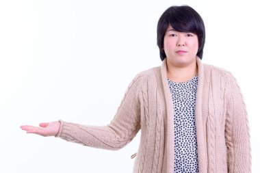 Kısa saçlı, kilolu, beyaz arka planda izole bir Asyalı kadının stüdyo fotoğrafı.