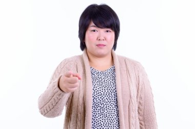 Kısa saçlı, kilolu, beyaz arka planda izole bir Asyalı kadının stüdyo fotoğrafı.