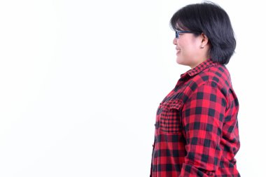 Beyaz arka planda izole edilmiş gözlük takan kısa saçlı, şişman Asyalı hippi kadının stüdyo fotoğrafı.