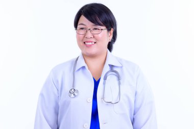 Beyaz arka plan karşı izole gözlük takan kısa saçlı güzel kilolu Asyalı kadın doktor Stüdyo çekim