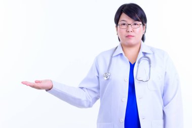 Beyaz arka plan karşı izole gözlük takan kısa saçlı güzel kilolu Asyalı kadın doktor Stüdyo çekim