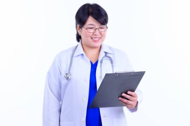 Beyaz arka plan karşı izole gözlük takan kısa saçlı güzel kilolu Asyalı kadın doktor Stüdyo çekim