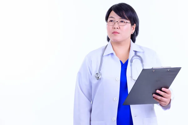 Belo excesso de peso mulher asiática médico pensar enquanto segurando prancheta — Fotografia de Stock