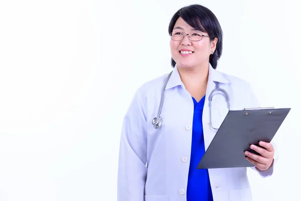 Šťastná nadváha asijský ženský doktor přemýšlí při držení schránky — Stock fotografie