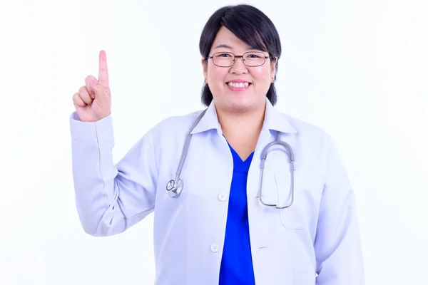 Feliz sobrepeso mulher asiática médico apontando para cima — Fotografia de Stock