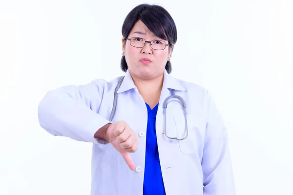 Στρεσαρισμένος υπέρβαρων Ασιάτης/ισσα γυναίκα γιατρός δίνοντας αντίχειρες κάτω — Φωτογραφία Αρχείου