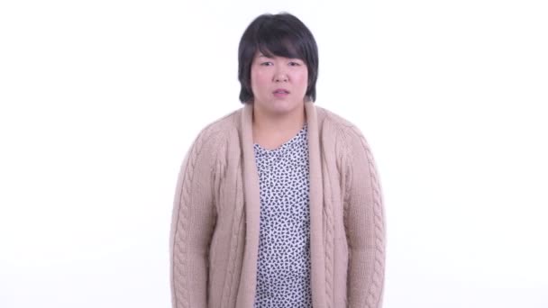 Estressado acima do peso mulher asiática recebendo más notícias para o inverno — Vídeo de Stock