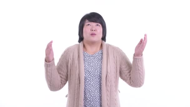 Feliz mulher asiática com sobrepeso pegar algo pronto para o inverno — Vídeo de Stock