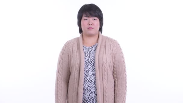Glad överviktig asiatisk kvinna ler redo för vintern — Stockvideo