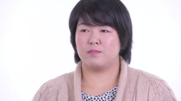 Inför glad överviktig asiatisk kvinna tänkande redo för vintern — Stockvideo
