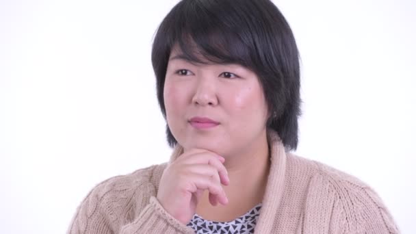 Cara de mujer asiática feliz con sobrepeso pensando y mirando hacia arriba listo para el invierno — Vídeos de Stock