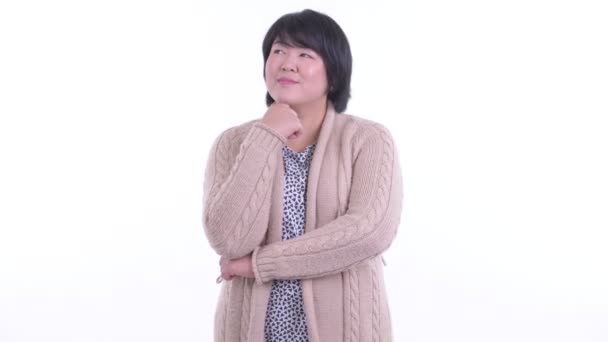 Glad överviktig asiatisk kvinna tänker redo för vintern — Stockvideo