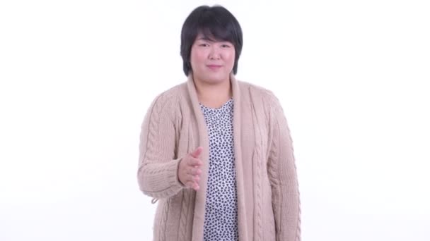 Glad överviktig asiatisk kvinna ger handslag redo för vintern — Stockvideo