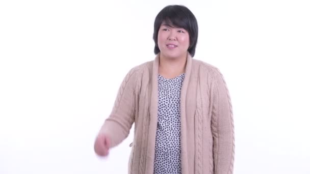 Meglepett túlsúlyos ázsiai nő ujjal mutogatott a télre. — Stock videók