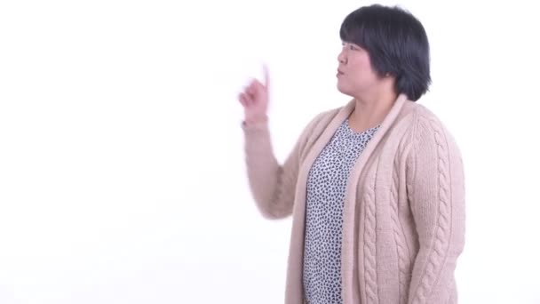 Surpris femme asiatique en surpoids toucher quelque chose et prêt pour l'hiver — Video