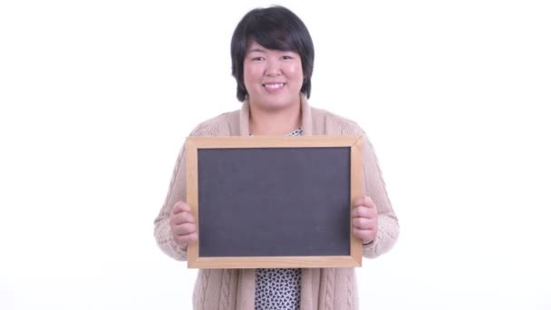 Boldog túlsúlyos ázsiai nő kezében tábla készen áll a télre — Stock videók