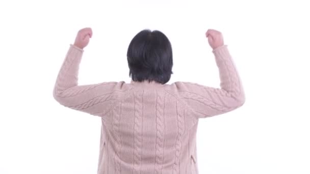 Vista trasera de la mujer asiática feliz con sobrepeso con los puños levantados listos para el invierno — Vídeos de Stock