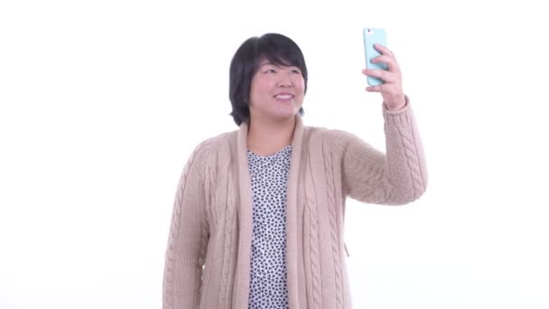 Gelukkig overgewicht aziatische vrouw het nemen van selfie klaar voor de winter — Stockvideo
