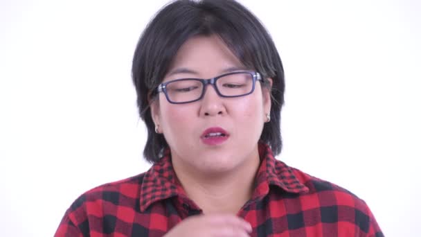 Arc a stressz túlsúlyos ázsiai hipster nő gondolkodás és néz le — Stock videók
