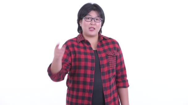 Happy overweight Asian hipster woman pointing at camera — Stock Video