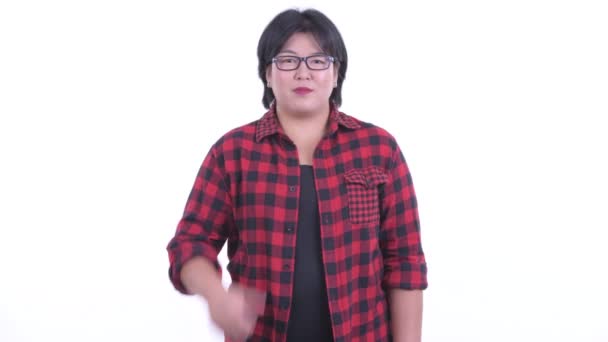 Glücklich übergewichtig asiatische Hipster Frau geben Daumen nach oben — Stockvideo
