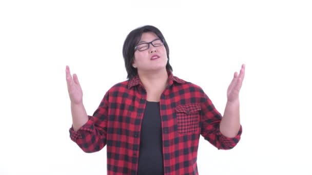 Feliz excesso de peso asiático hipster mulher pegar algo — Vídeo de Stock