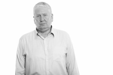 Olgun Beyaz adamın siyah beyaz stüdyo portresi