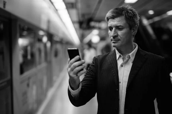 Businessman inside the subway train station in Bangkok, Thailand — Stock Photo, Image