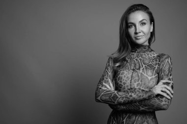 Genç güzel kadın gri arka plan stüdyo çekim