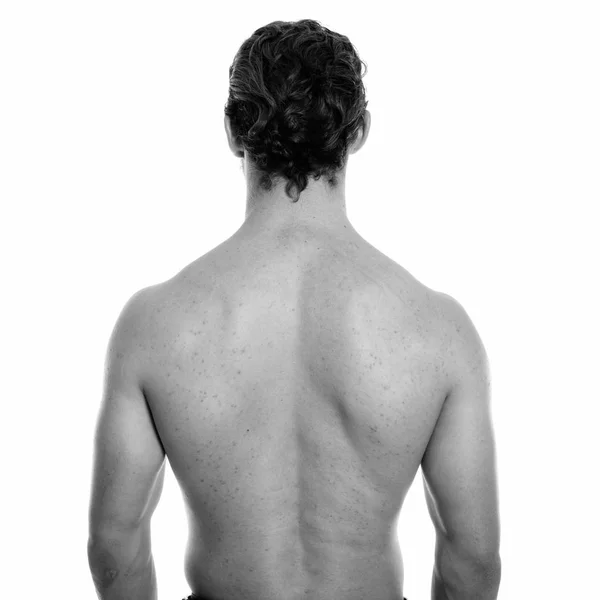 Vista posterior de joven hombre guapo sin camisa aislado sobre fondo blanco — Foto de Stock