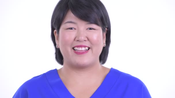 Gezicht van gelukkig overgewicht Aziatische zakenvrouw glimlachend — Stockvideo