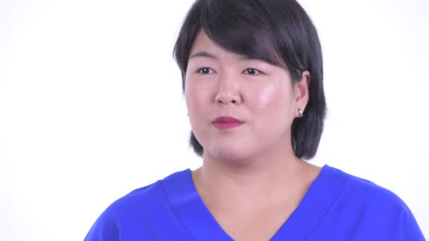 Gezicht van gelukkig overgewicht Aziatische zakenvrouw denken — Stockvideo