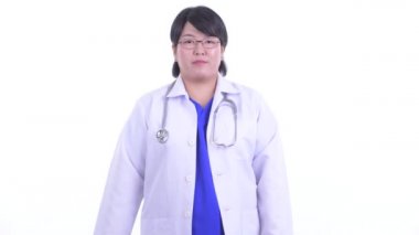 Mutlu kilolu Asyalı kadın doktor el sallayarak