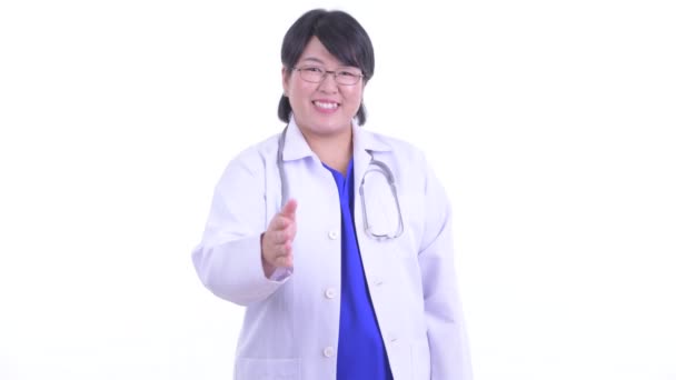 Heureux en surpoids asiatique femme médecin donnant poignée de main — Video