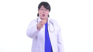 Mutlu kilolu Asyalı kadın doktor kamera işaret