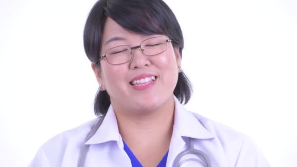 Face of Happy övervikt asiatisk kvinna doktor nickande huvud Ja — Stockvideo