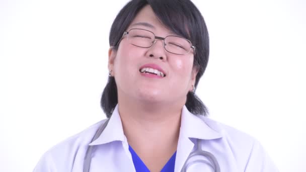 Πρόσωπο του ευτυχισμένο υπέρβαρων Ασιάτης/ισσα γυναίκα γιατρός χαλαρωτικό με τα μάτια κλειστά — Αρχείο Βίντεο