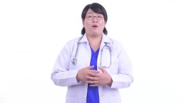 Mutlu kilolu Asyalı kadın doktor bir şey açıklayan