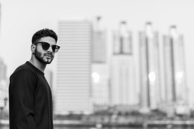 Genç yakışıklı Hintli adam cityscape Bangkok Tayland karşı güneş gözlüğü takıyor