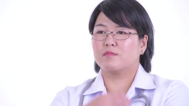 Volto di felice sovrappeso donna asiatica medico pensando e guardando verso l'alto — Video Stock