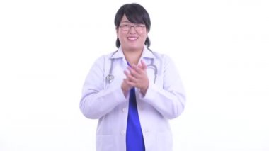 Mutlu kilolu Asyalı kadın doktor alkışlayarak eller