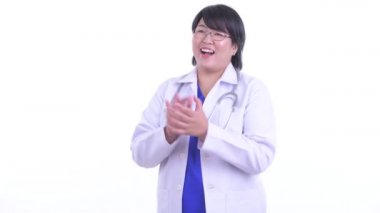 Mutlu kilolu Asyalı kadın doktor alkışlayarak eller