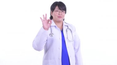 Ok işareti ile Mutlu kilolu Asyalı kadın doktor