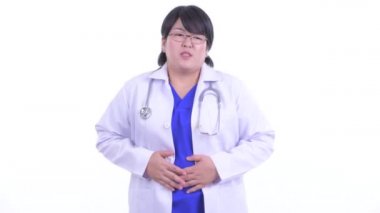 Stresli kilolu Asyalı kadın doktor mide ağrısı olan