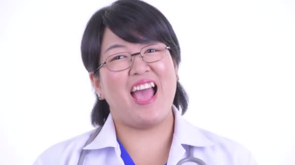 얼굴 의 행복 한 과체중 아시아 여자 의사 이야기 — 비디오