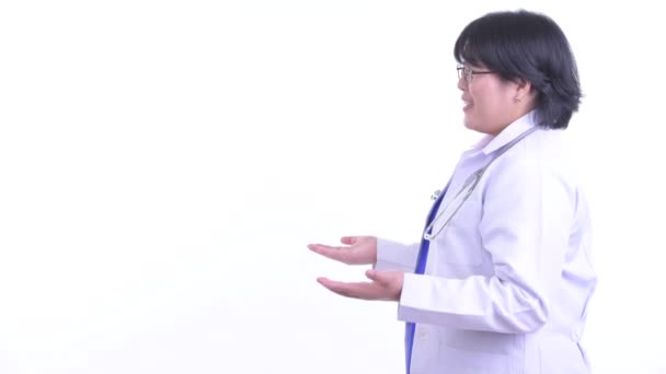 Профіль з щасливою надмірною вагою Азіатська жінка лікар Говорячи — стокове відео