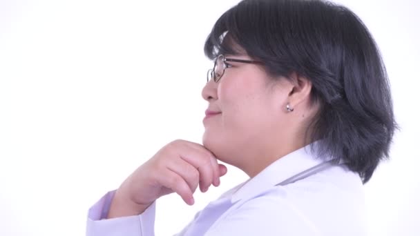 Primo piano profilo vista di felice sovrappeso donna asiatica medico pensando — Video Stock