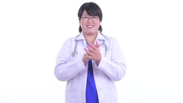 Glad övervikt asiatisk kvinna doktor klappar händer — Stockvideo